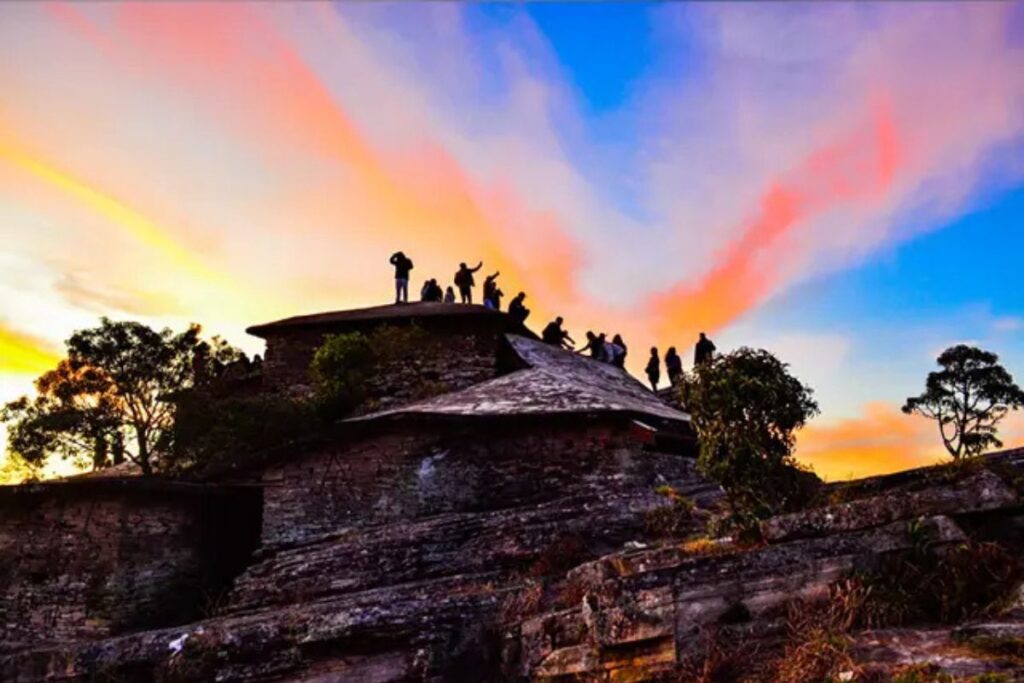 Na imagem a Casa da Pirâmide, em São Tomé das Letras, Minas Gerais, como exemplo de Turismo Místico e Esotérico, um dos tipos de Turismo Cultural