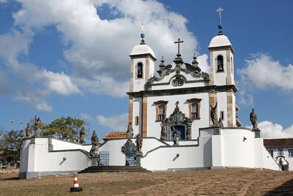 Na imagem está o Santuário de Bom Jesus de Matosinhos que é um Patrimônio Cultural do Brasil