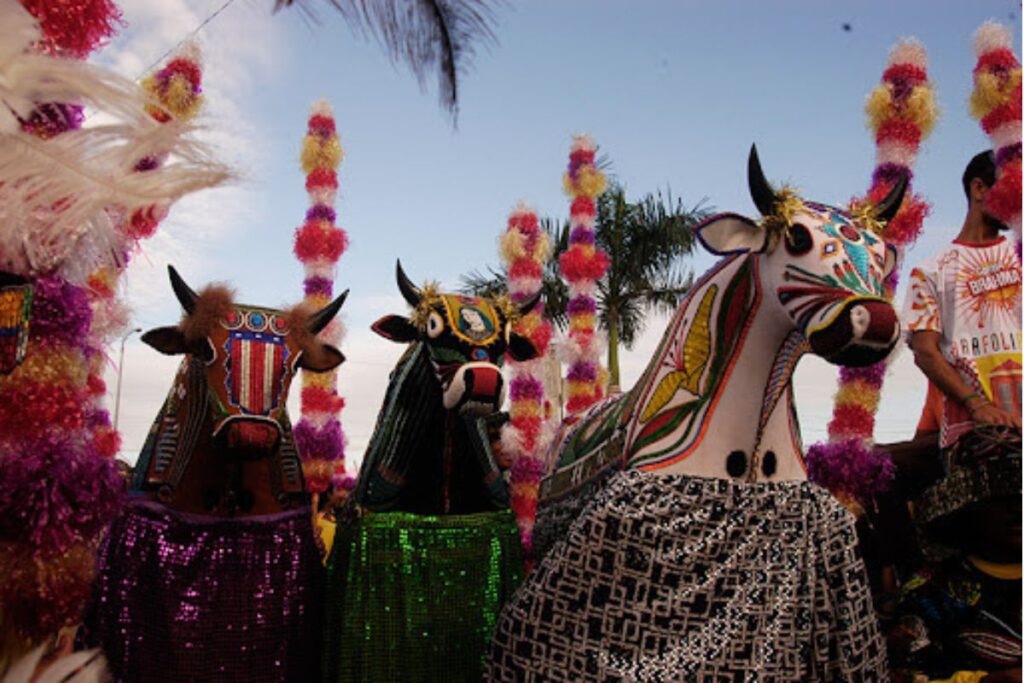 Na imagem mostra os bois bumbá do Complexo Cultural do Bumba Meu Boi do Maranhão que é Patrimônio Cultural Imaterial do Brasil