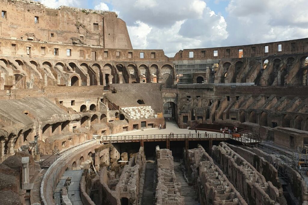 Na imagem mostra o Coliseu que é Patrimônio Cultural Mundial