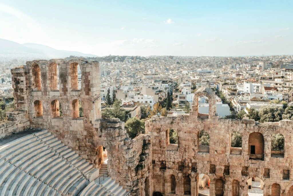A imagem mostra a cidade de Atenas, Grécia, como uma cidade cultural