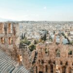 A imagem mostra a cidade de Atenas, Grécia, como uma cidade cultural