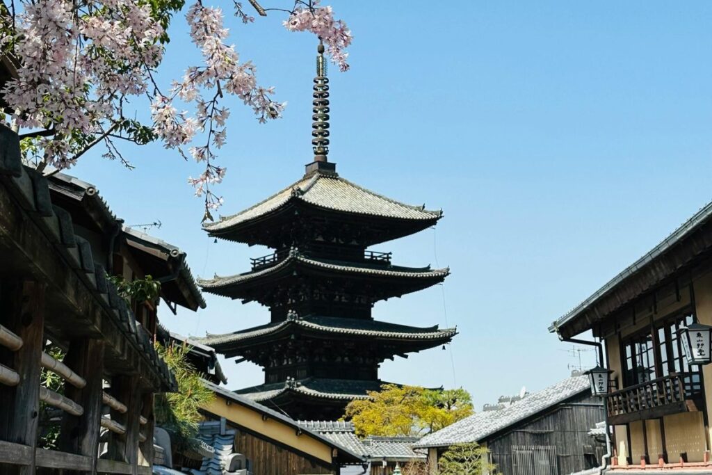A imagem mostra a cidade de Kyoto, no Japão, como marco de destino cultural.