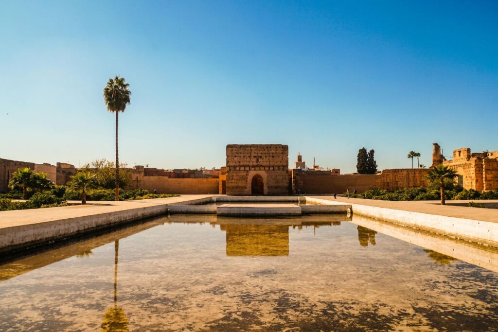 A imagem mostra a cidade de Marrakech, Marrocos, como uma cidade cultural