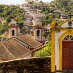 A imagem mostra a cidade de Ouro Preto, Minas Gerais, como uma cidade cultural