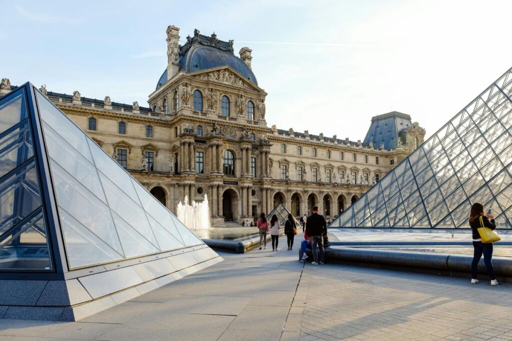 A imagem mostra a cidade de Paris, na França, como uma cidade cultural