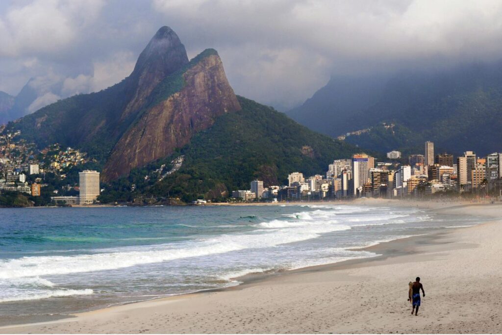 Imagem da vista panorâmica da praia no Rio de Janeiro que reflete a relação entre patrimônio, modo de vida local, história e tradições, aspectos que enriquecem a experiência dos visitantes em um dos destinos mais emblemáticos do Brasil.