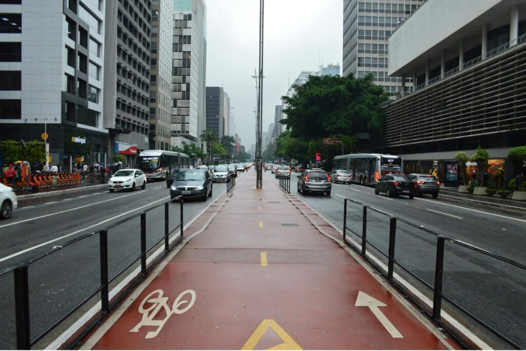 Imagem da Avenida Paulista em São Paulo que apresenta um exemplo de viagem cultural, mostrando como os grandes centros urbanos também oferecem experiências ligadas à história, à arquitetura, à arte e à diversidade cultural.