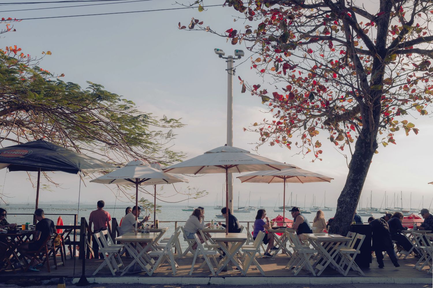 Na imagem est&aacute; um restaurante na cal&ccedil;ada para demonstrar o que &eacute; turismo gastron&ocirc;mico