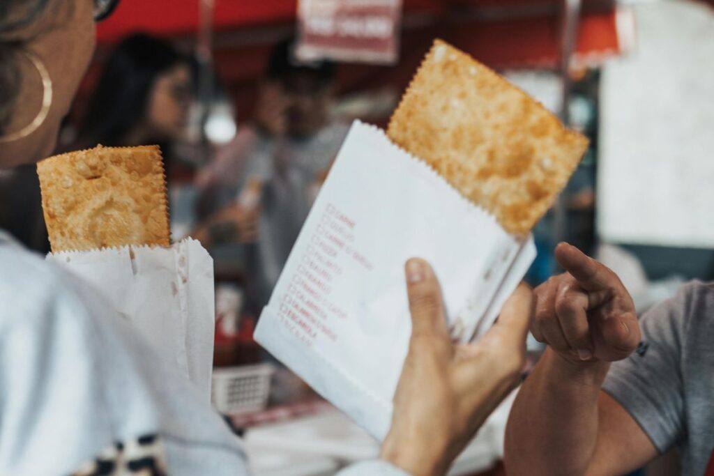 Pastel de feira é uma típica comida regional em que o turista encontra numa viagem de turismo gastronômico à São Paulo