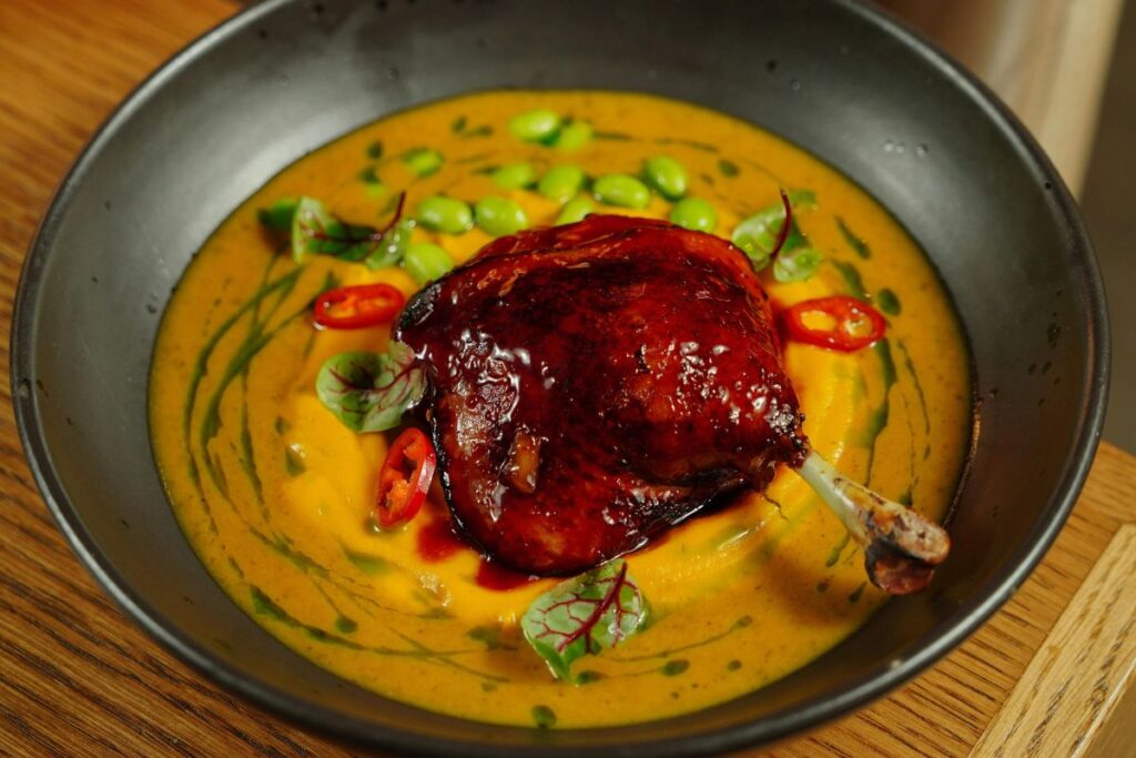 Pato no Tucupi é uma típica comida regional em que o turista encontra numa viagem de turismo gastronômico à Belém do Pará