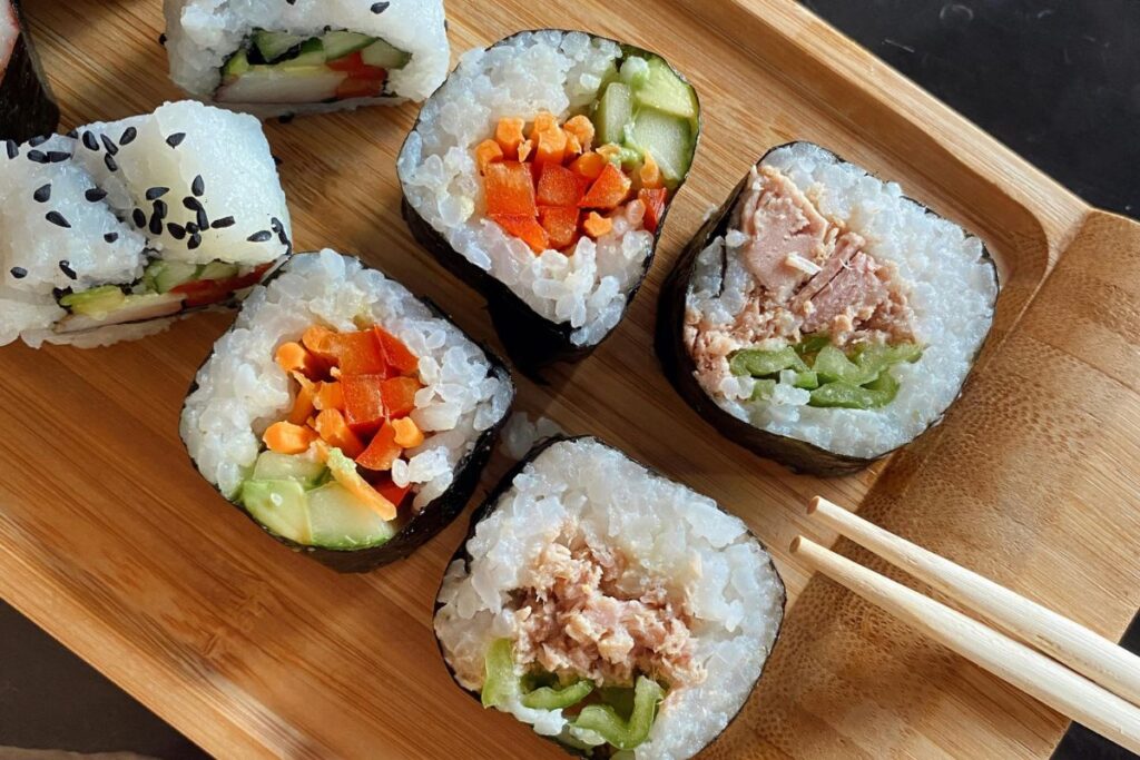 Na imagem está o prato sushi que é uma típica comida típica que o turista encontra numa viagem ao Japão