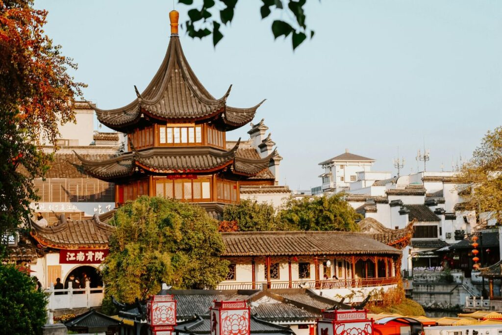 Na imagem está um monumento da China como representação do turismo cultural