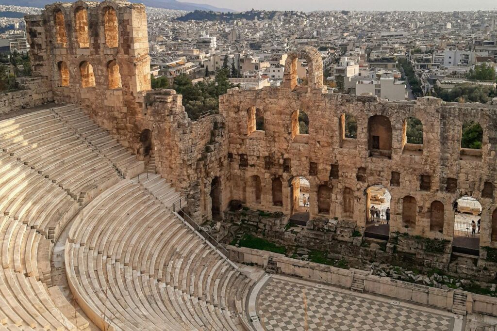 Na imagem está um monumento de Atenas como representação de viagem cultural