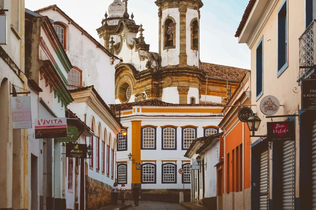 Na imagem está um monumento de Ouro Preto como representação de viagem cultural