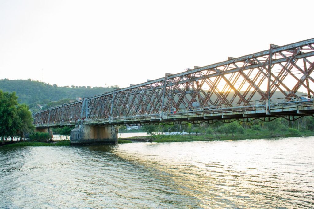 Ponte de ferro sobre o rio Paraguaçu ao entardecer em Cachoeira, Bahia, um dos destinos de turismo histórico mais charmosos do Nordeste