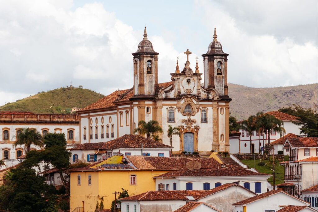 Na imagem está a cidade de Ouro Preto como símbolo do turismo histórico cultural.