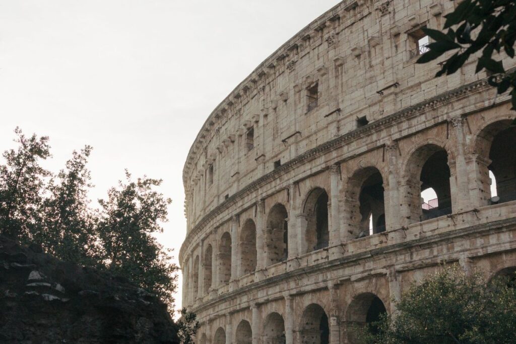 Na imagem está a cidade de Roma, na Itália, refletindo a mistura do turismo cultural e turismo histórico.