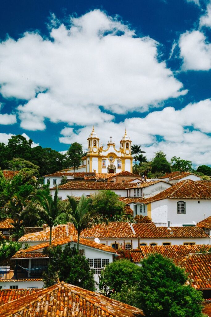 Vista panorâmica dos telhados coloniais e da Igreja Matriz de Santo Antônio em Tiradentes, uma das mais belas cidades históricas do Brasil